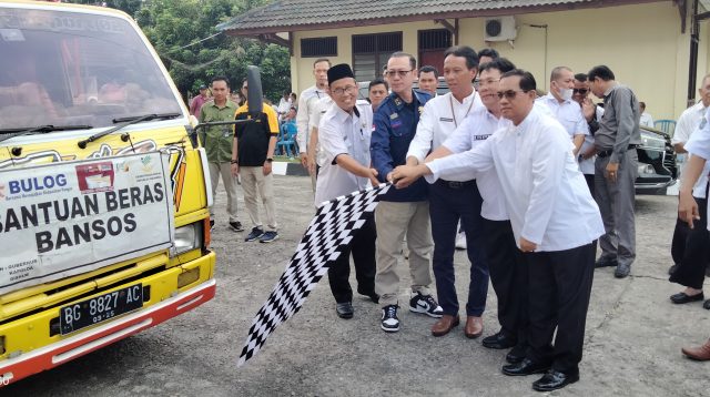 Kurangi Beban Warga, Pemkab OKI dan Bulog Salurkan 484 Ton Beras