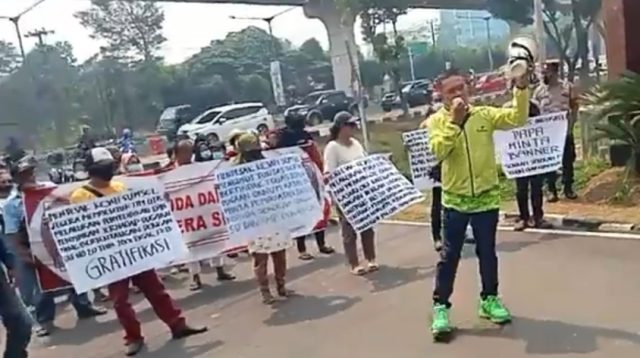 Masyarakat Dan SPM Mendatangi Kejati Sumsel, Dugaan Oknum Kajari OKI Meminta Banner