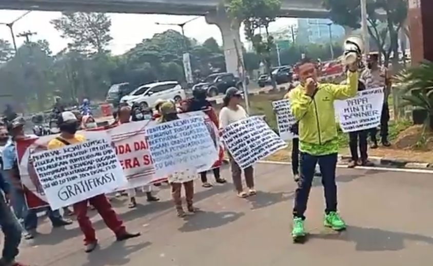 Masyarakat Dan SPM Mendatangi Kejati Sumsel, Dugaan Oknum Kajari OKI Meminta Banner