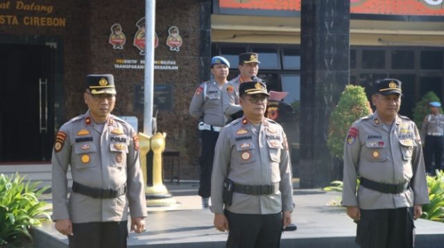 Kapolresta Cirebon Berikan Penghargaan kepada Tiga Kapolsek yang Meraih Kinerja Terbaik