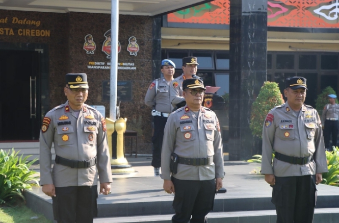 Kapolresta Cirebon Berikan Penghargaan kepada Tiga Kapolsek yang Meraih Kinerja Terbaik