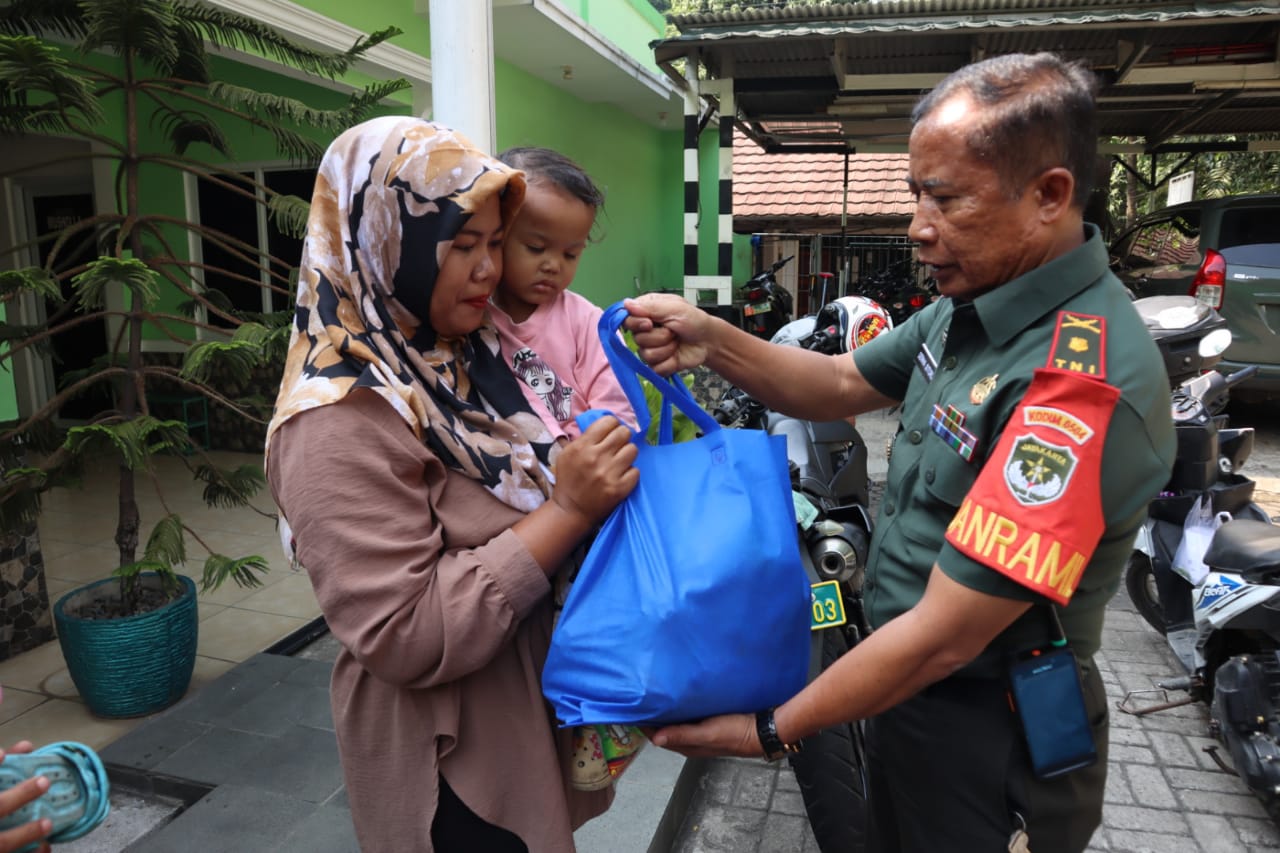 Anak Stunting Mendapat Bantuan Sembako di Koramil 05/Kebayoran Baru