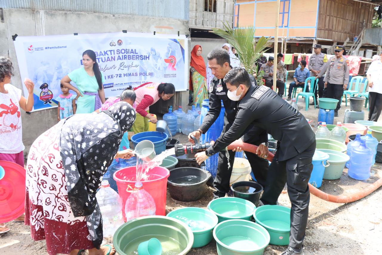 Polres Sidrap Bagikan Air Bersih Kepada Warga Dalam Rangka Menyambut HUT Humas Polri Ke-72