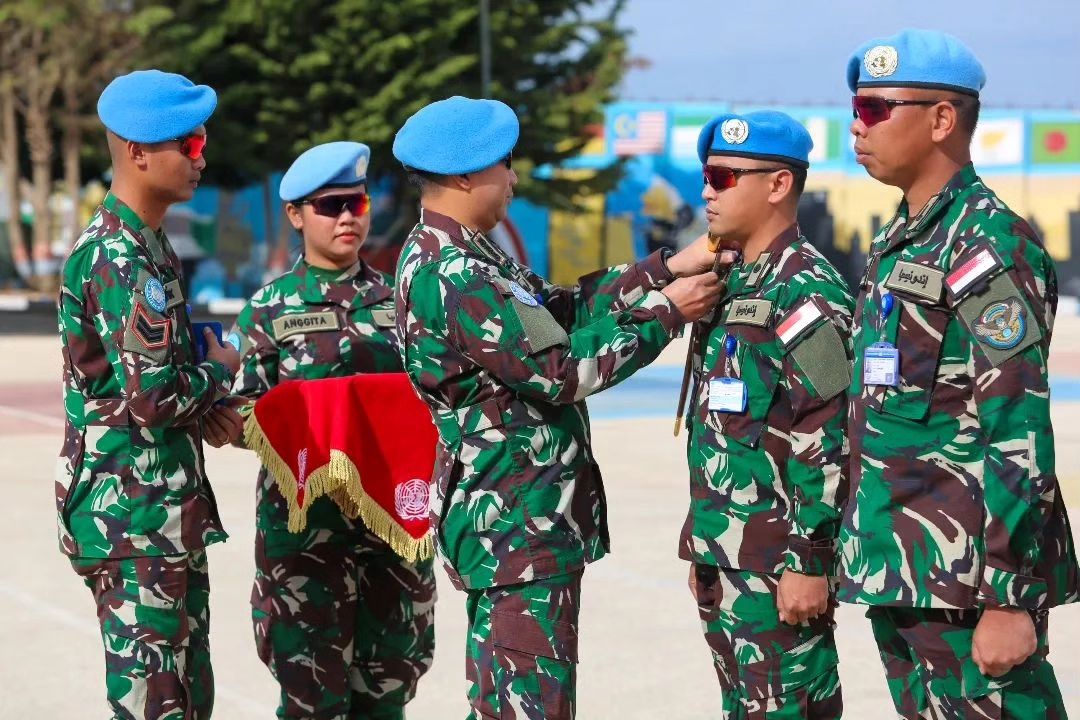 Prajurit Satgas Yonmek XXIII-Q/UNIFIL Mendapatkan Kenaikan Pangkat di Luar Negeri