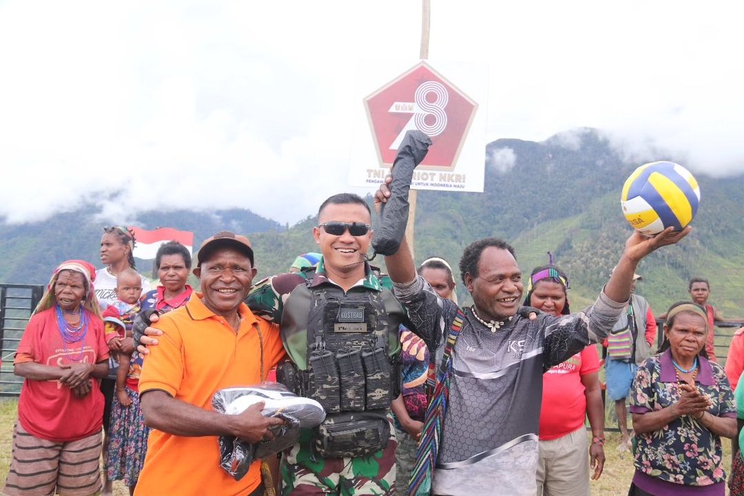 Sambut Peringatan HUT Ke-78 TNI Tahun 2023, Satgas Yonif 330 Kostrad dan Paguyuban Akmil 2005 Wiradharma Bagikan Sarana Olahraga untuk Warga Intan Jaya