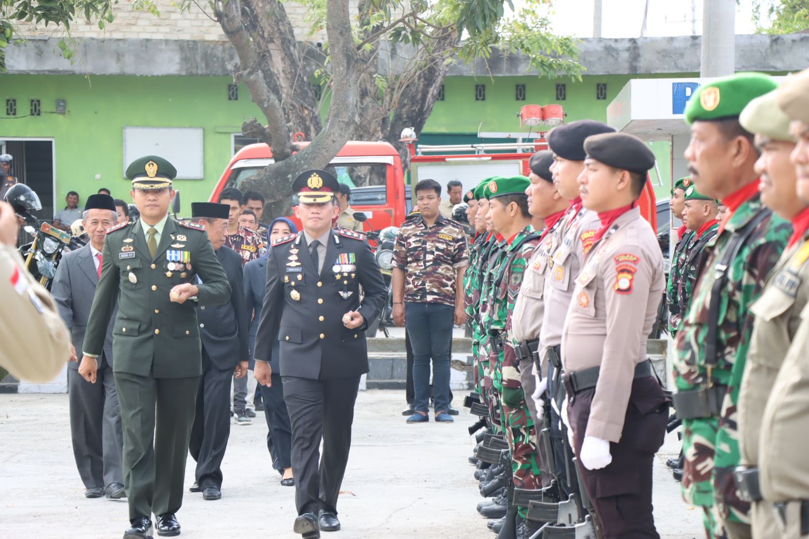 Kapolres Sidrap Hadiri Upacara Peringatan HUT TNI ke-78 Tahun 2023 Sekaligus Beri Kejutan ke Dandim 1420