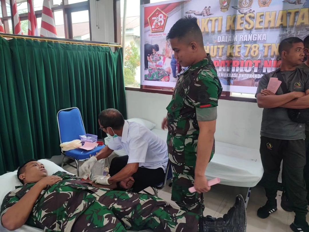 Brigif Raider 20 Kostrad Ikuti Kegiatan Bakti Kesehatan Donor Darah Serentak Peringati HUT Ke-78 TNI