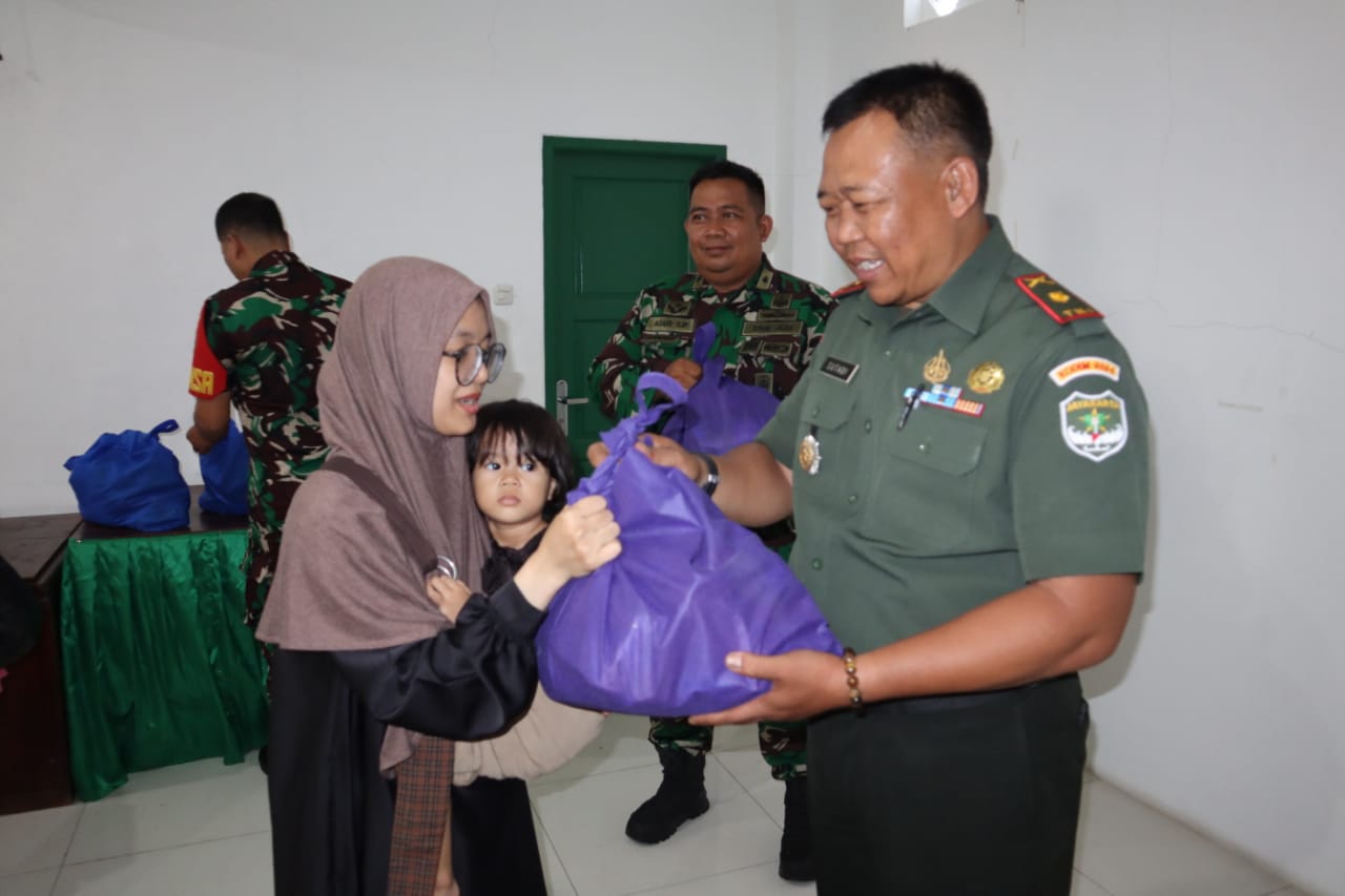 HUT ke 78 TNI, Koramil 07/Cilandak Beri Bingkisan Anak Stunting