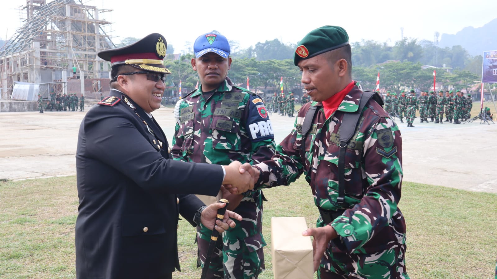 Kapolres Toraja Utara Hadiri Upacara HUT TNI Ke 78 di Lapangan Makodim 1414/Tator