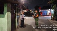 Bersama Petugas Security,Babinsa Koramil 07/KB Peltu Heri Laksanakan Siskamling di Wilayah Binaan