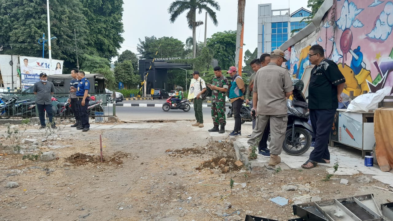 Persiapan Penanaman 300 Pohon Oleh Danramil 07/KB Mayor Kav Dwi Joko Purnomo Bersama Lurah Srengseng 