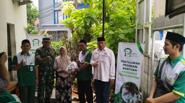 Danramil 07/KB Mayor Kav Dwi Joko Purnomo Hadiri Bakti Sosial Penyaluran Bantuan Paket Sembako Oleh Yayasan Yatim Piatu dan Dhuafa Kembangan