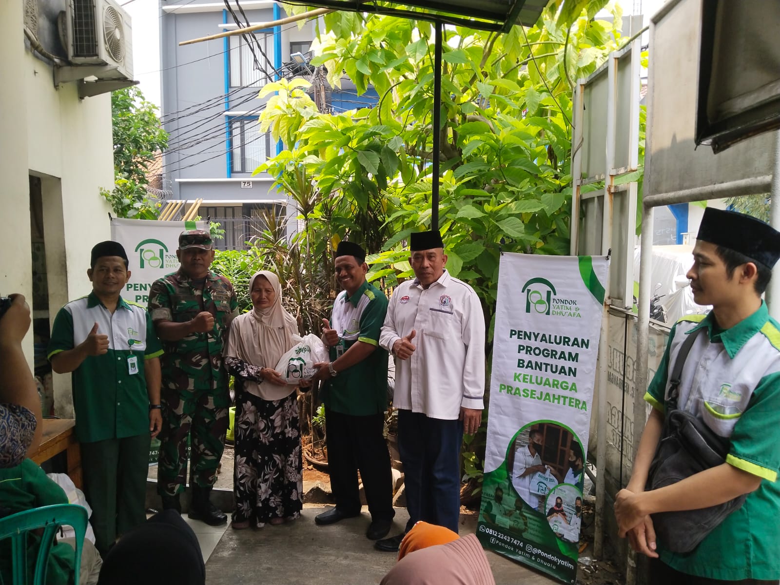 Danramil 07/KB Mayor Kav Dwi Joko Purnomo Hadiri Bakti Sosial Penyaluran Bantuan Paket Sembako Oleh Yayasan Yatim Piatu dan Dhuafa Kembangan