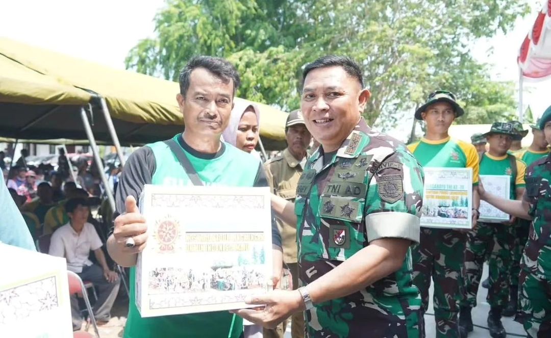 Divif 1 Kostrad Laksanakan Karya Bakti Sekaligus Bakti Sosial di Karawang