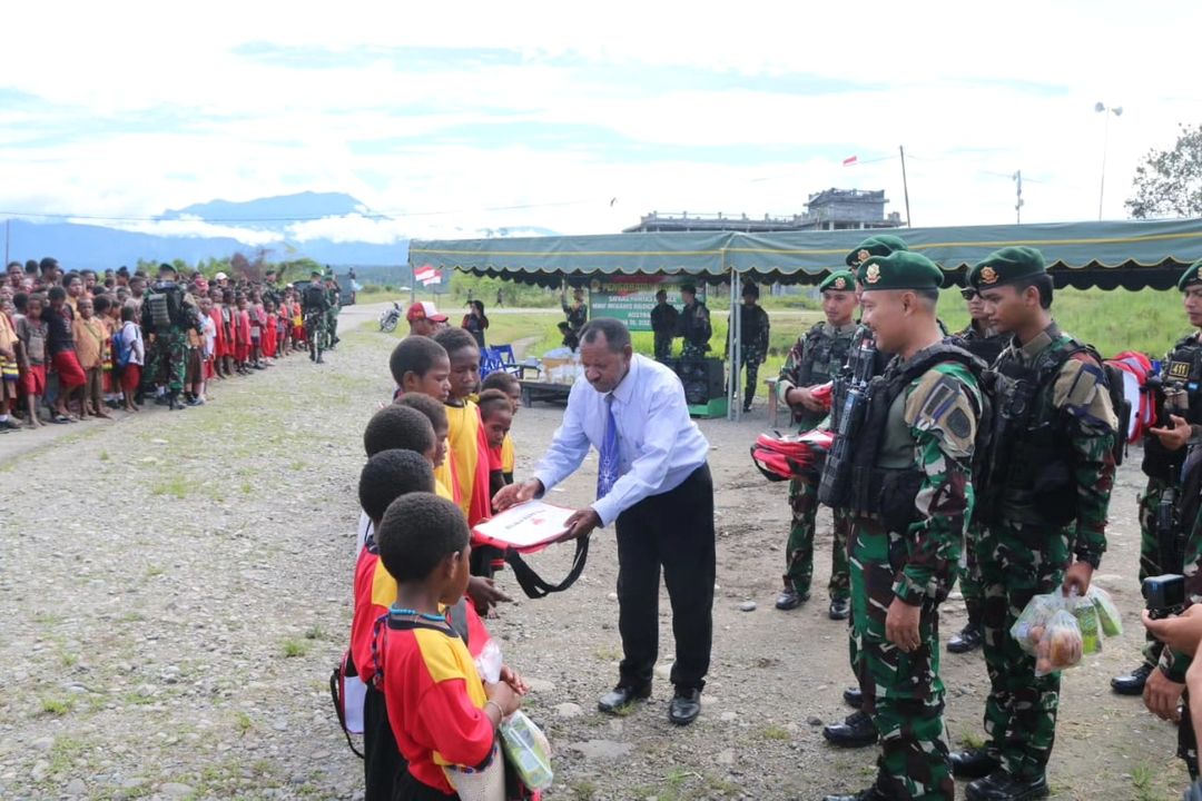 Semarak HUT ke-78 TNI, Satgas Mobile Yonif 411 Kostrad Bagikan 1.200 Paket Peduli Gizi dan Peduli Pendidikan Untuk Anak-anak Papua