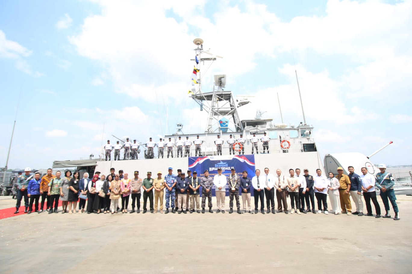 KRI Layang-635 Yang Membawa Tim ERB Tiba Di Banjarmasin