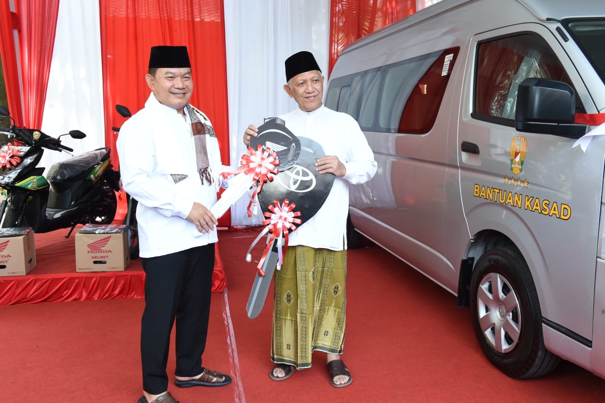 Peduli Pendidikan Santri, Kasad Bantu Kendaraan Operasional 2 Ponpes di Jawa Timur