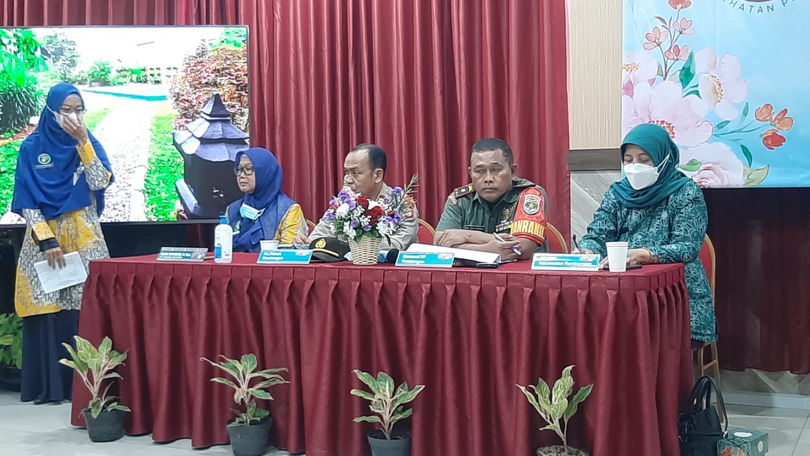 Bersama Kapolsek dan Camat Kembangan,Danramil 07/KB Mayor Dwi Joko Purnomo Hadiri Giat Penilaian ReAkreditasi Puskesmas