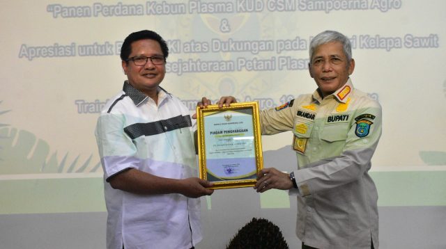 H. Iskandar Dinobatkan sebagai Bupati Peduli Petani Sawit