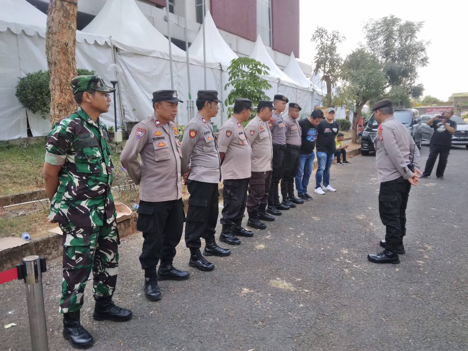 Babinsa Koramil 07/KB Sertu Taufik Monitoring Giat Pembukaan Bazar UMKM Maju Festival 2023