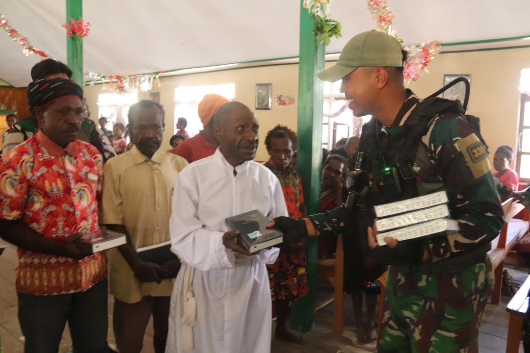 Satgas Yonif 330 Kostrad Bagikan Alkitab dan Solar Cell di Gereja Katolik Hati Kudus Yesus Tanah Putih