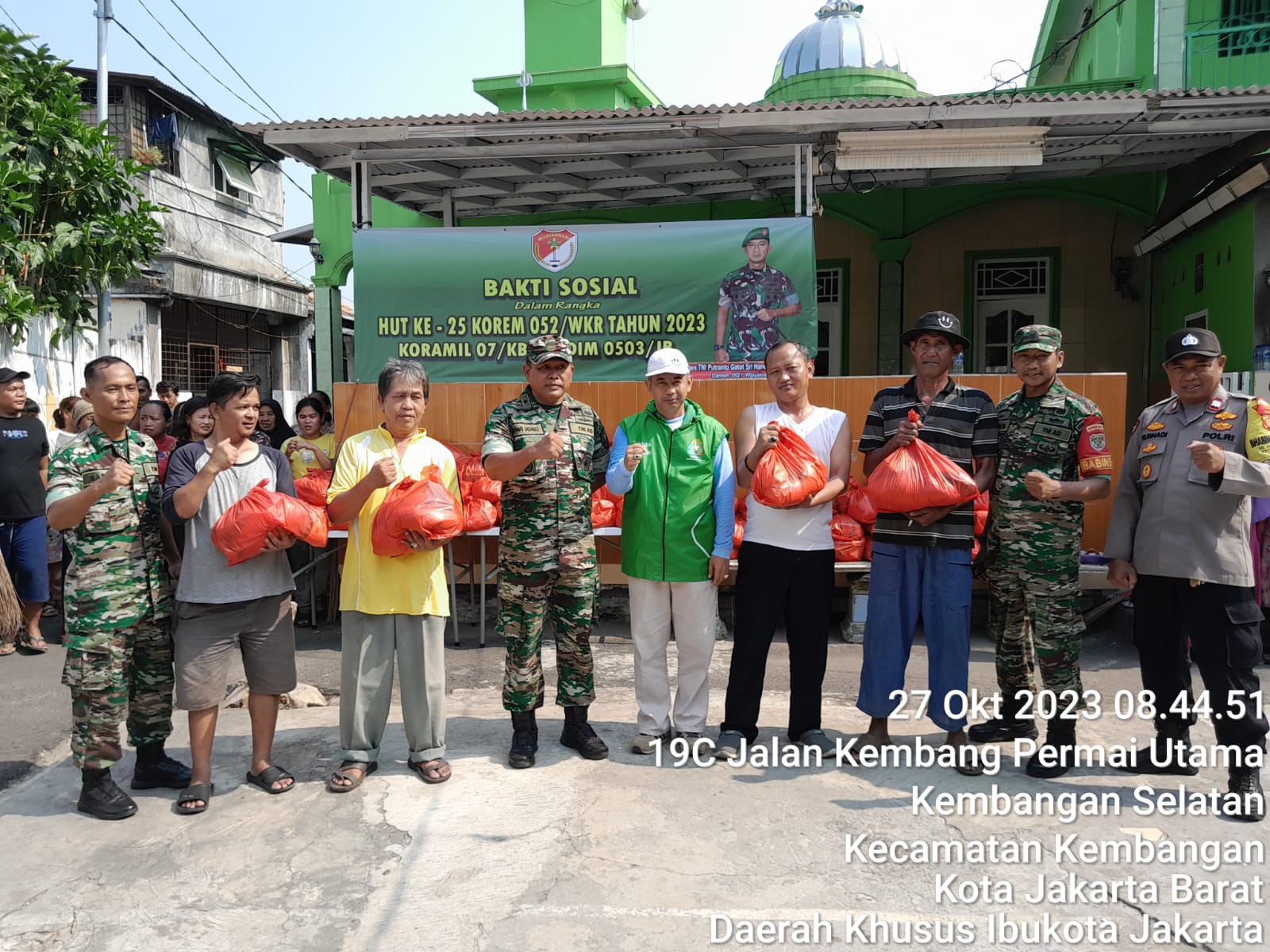 Jumat Berkah ,Koramil 7/KB Dipimpin Danramil Mayor Kav Dwi Joko Purnomo Bagikan Paket Sembako Dalam Rangka HUT KOREM 052/Wkr ke 25