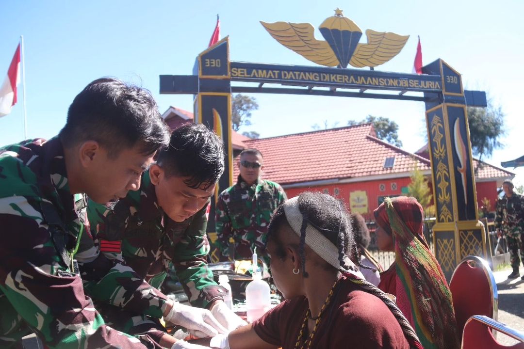 Peringati HUT ke-78 Kesehatan TNI AD, Satgas Yonif 330 Gelar Pemeriksaan Kesehatan dan Pengobatan Gratis untuk Warga Intan Jaya