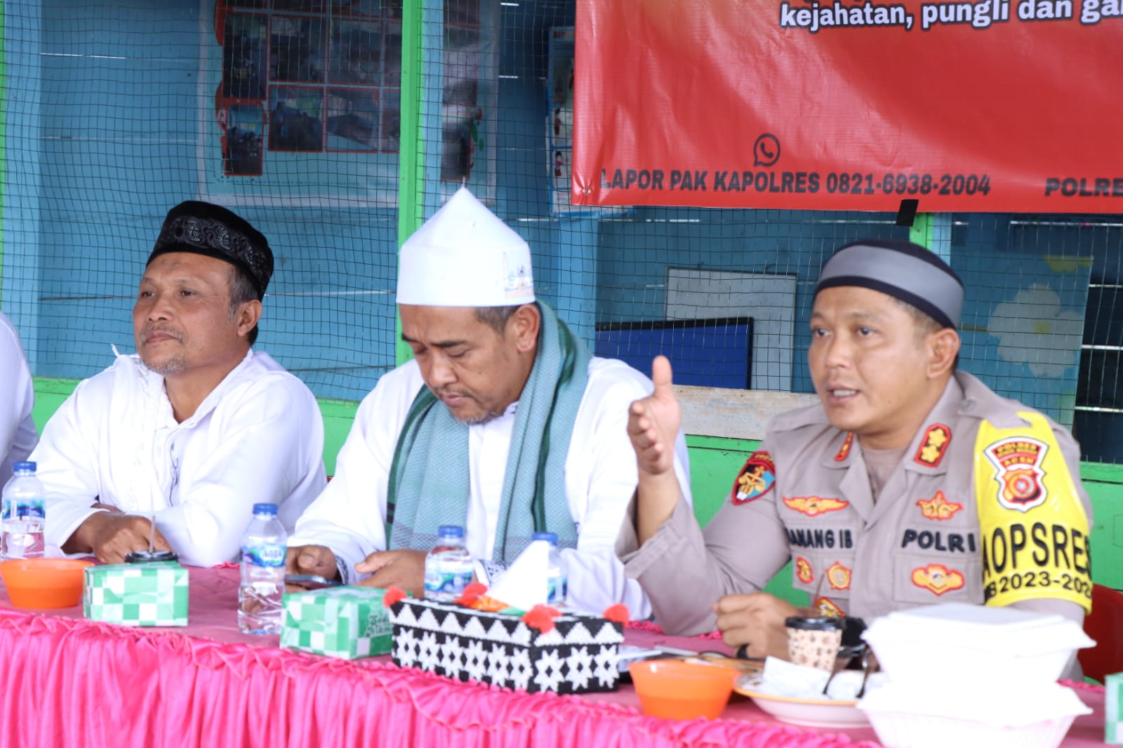 Kapolres Bener Meriah Gelar Jumat Curhat Di Balai Desa Kampung Sedie Jadi, Kecamatan Bukit, Kabupaten Bener Meriah.