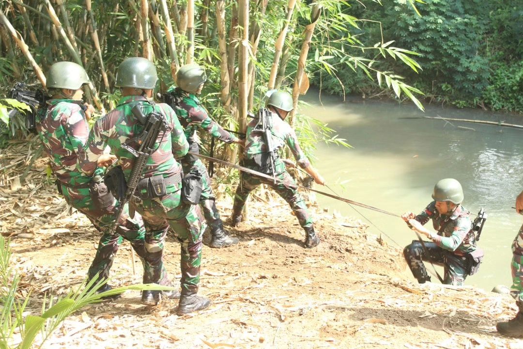 Prajurit Macan Kumbang Kostrad Asah Ketangkasan Dengan Melaksanakan Halang Rintang Tempur