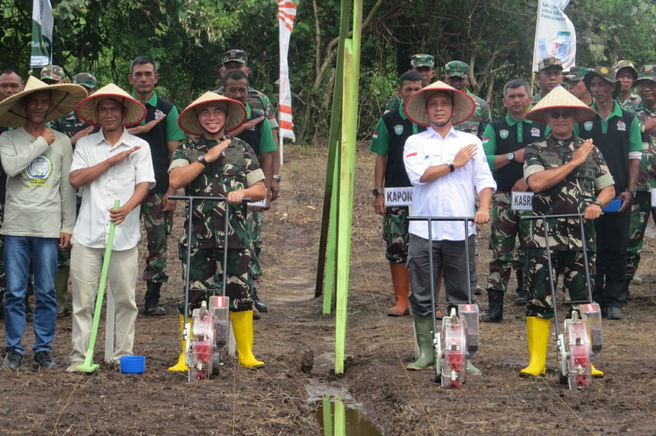 Kasdam IM menghadiri kegiatan Kick Off Ketahanan Pangan Nasional TA 2023 secara Virtual, Sekaligus Tanam Perdana Tahap 2 Program I’M Jagong.