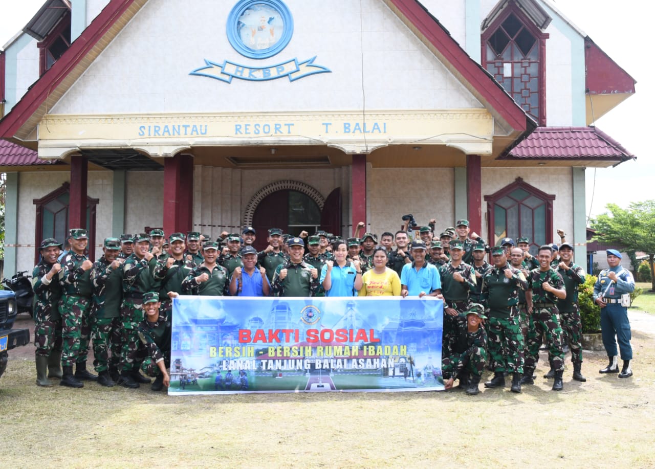 TNI AL Lanal TBA Laksanakan Bakti Sosial Bersih-Bersih di Gereja HKBP Kota Tanjungbalai