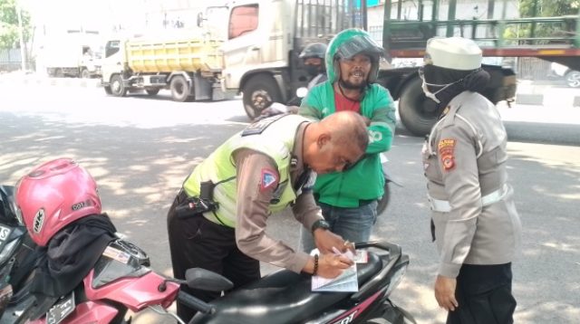 Unit Lantas Polsek Seltim Berikan Tilang Pemotor Pelanggar Lawan Arus