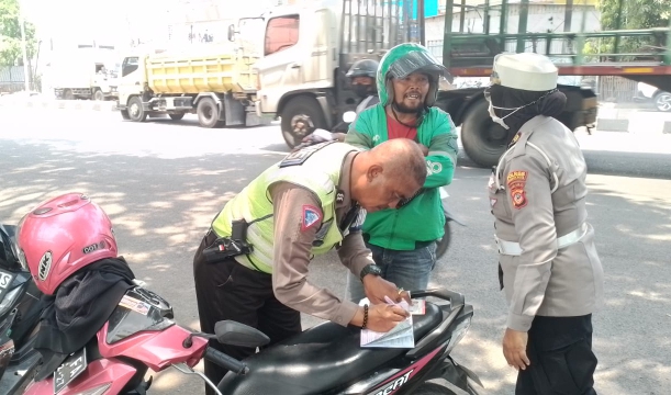 Unit Lantas Polsek Seltim Berikan Tilang Pemotor Pelanggar Lawan Arus