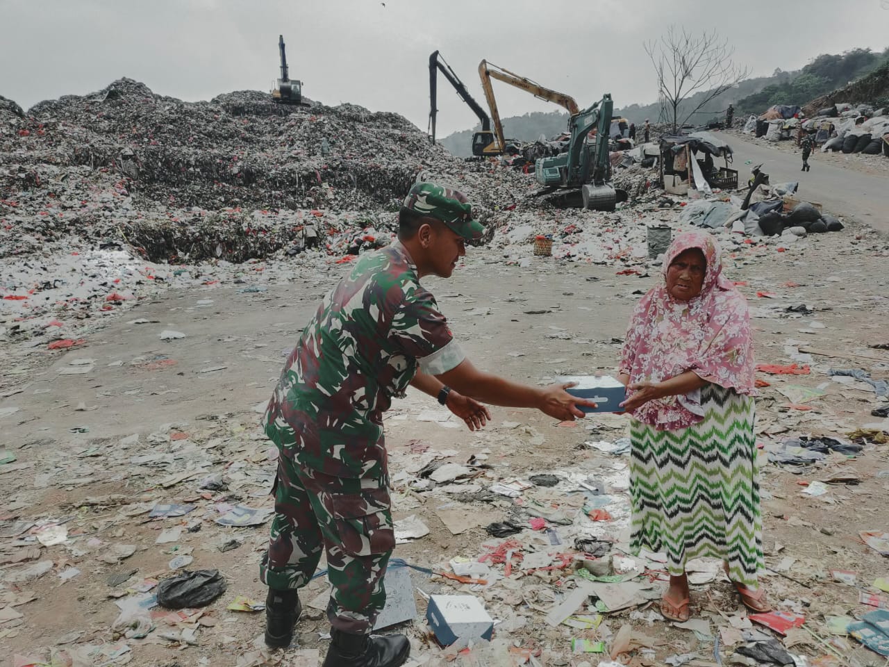 Denhubrem 064/MY Bagikan Nasi Kotak Di Jumat Berkah