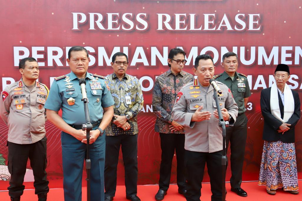 Panglima TNI Bersama Kapolri Meresmikan Monumen Jenderal Polisi Hoegeng Iman Santoso