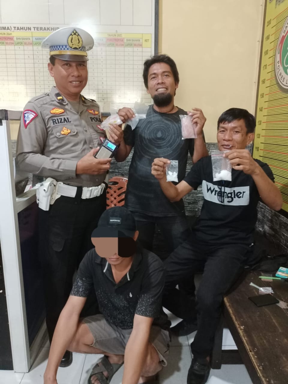 Polisi Mengamankan Pengendara Mobil Bermuatan Telur, Ternyata Sopirnya Bawah Sabu.