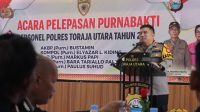 Gelar Wisuda dan Tradisi Pedang Pora, Kapolres Toraja Utara Pimpin Pelepasan 5 Anggota Purna Bakti