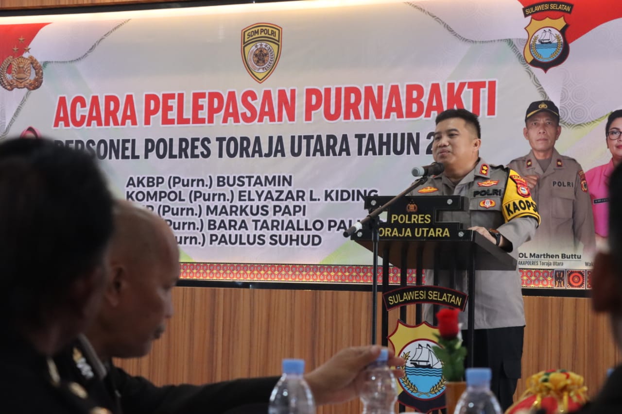 Gelar Wisuda dan Tradisi Pedang Pora, Kapolres Toraja Utara Pimpin Pelepasan 5 Anggota Purna Bakti