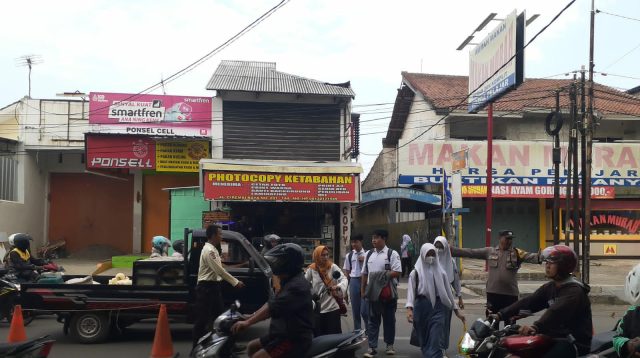 Sebrangkan warga, personil Polsek Seltim Polres Cirebon Kota implementasikan yanmas gatur pagi