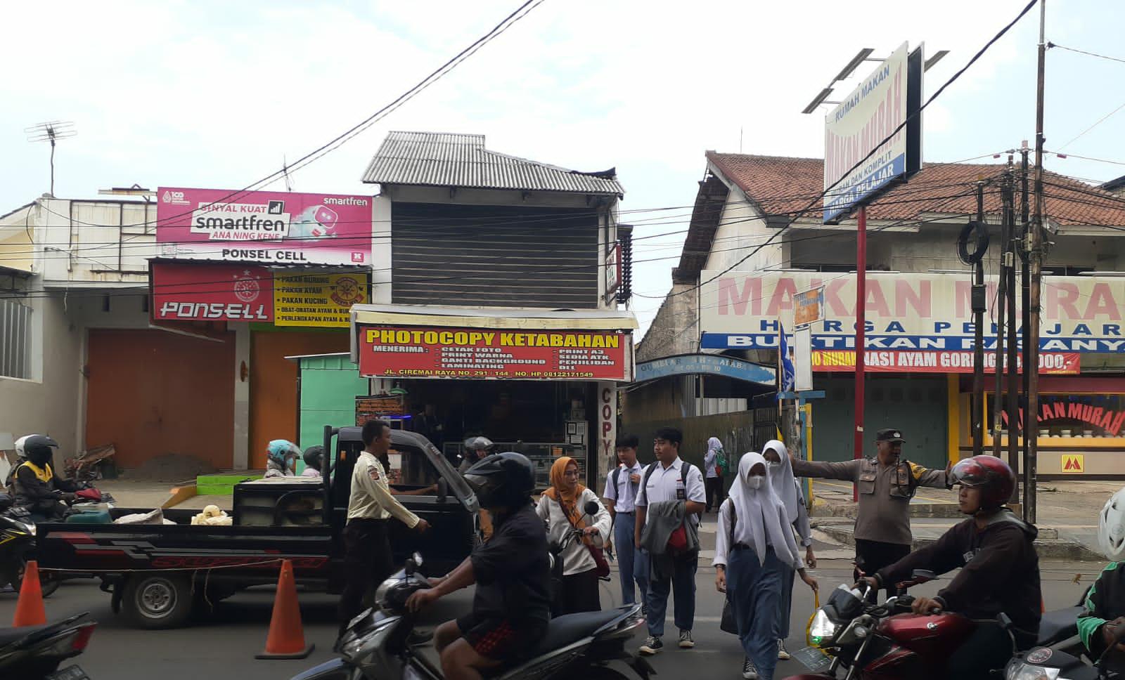 Sebrangkan warga, personil Polsek Seltim Polres Cirebon Kota implementasikan yanmas gatur pagi