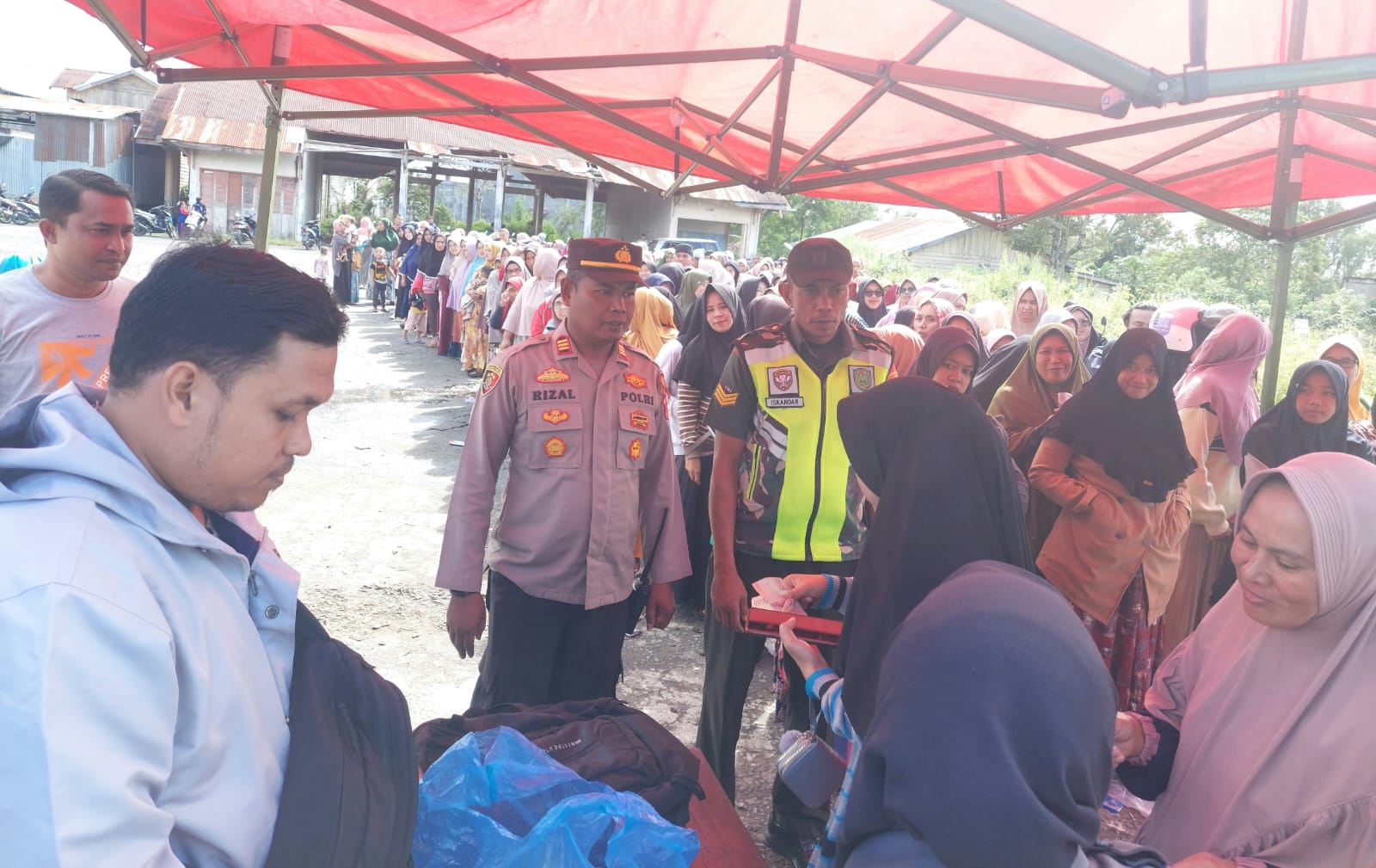 Dinas Perdagangan Bener Meriah Gelar Pasar Murah di Kecamatan Bandar, Polisi Lakukan Pengamanan