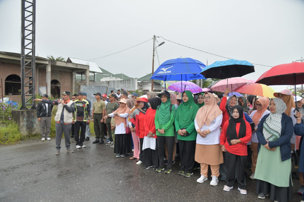 Prajurit TNI Bersama Persit Meriahkan HUT KOPRI Ke-52 dan PGRI Ke-78