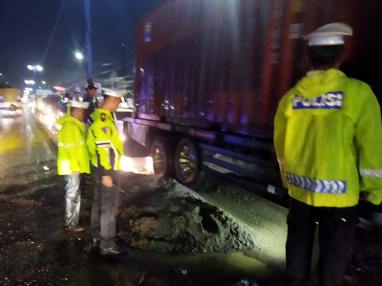 Personil Ditlantas Polda Sulsel Turun Urai Kepadatan Saat Perbaikan Jalan Rusak di Depan Pasar Bulu-Bulu Maros