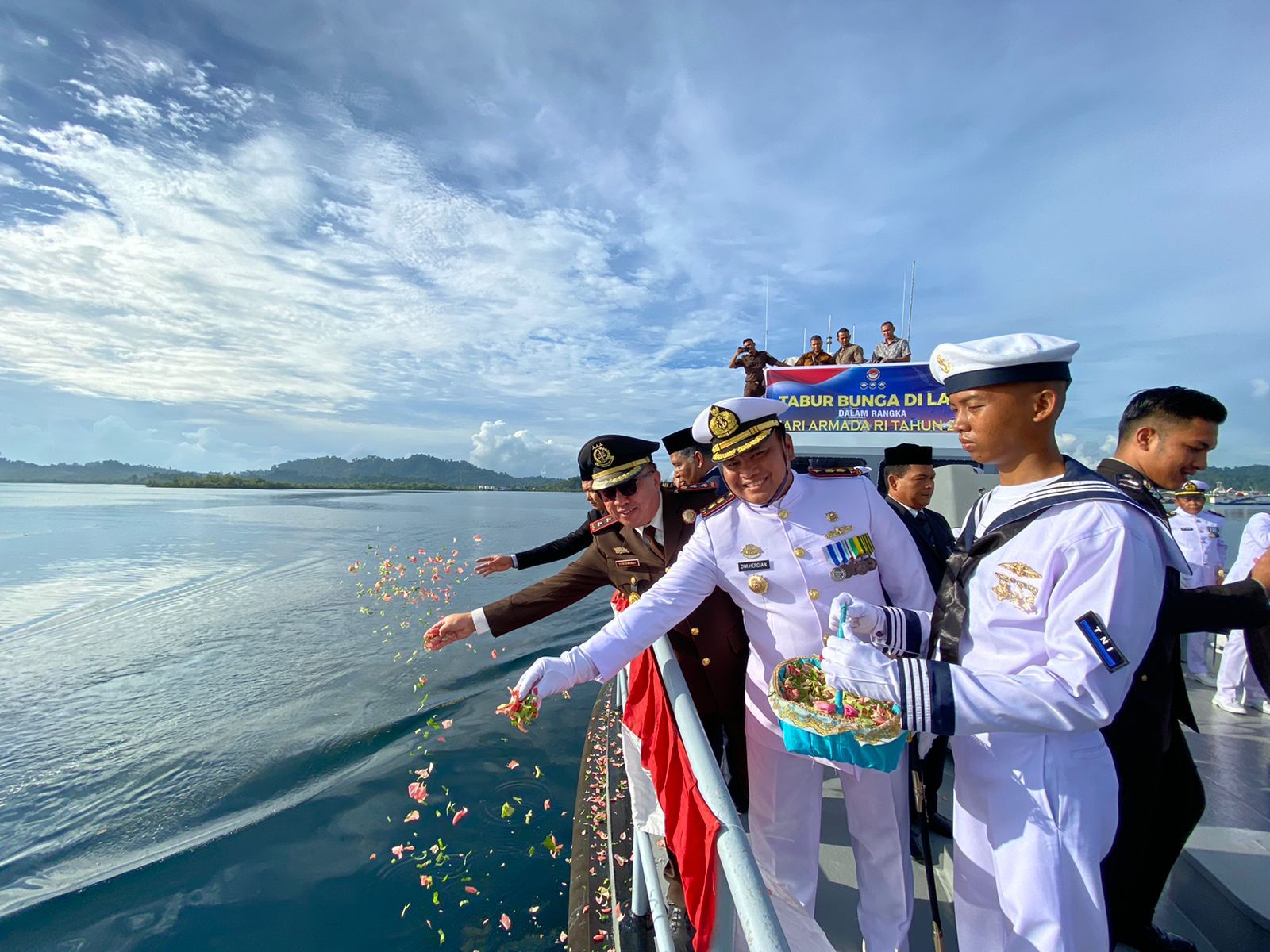 Sambut Hari Armada RI Tahun 2023, Lanal Simeulue Laksanakan Tabur Bunga di Perairan Sinabang