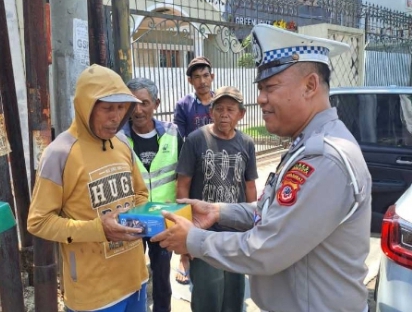 Jum’at Barokah, Polres Cirebon Kota Bagikan Puluhan Nasi Kotak