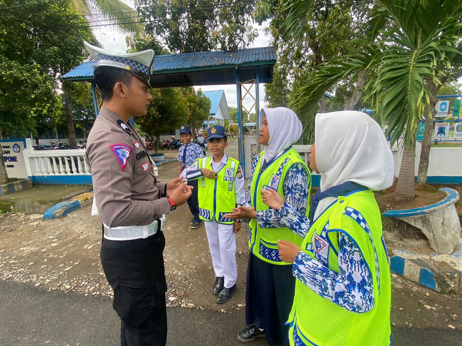 Didampingi Personel Satlantas Polres Bone, PKS SMPN 3 Laksanakan Pengaturan Lalu Lintas