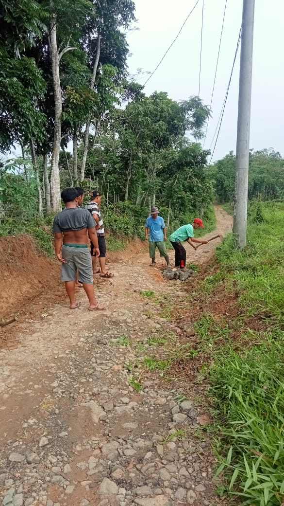 Warga kampung Lebak picung desa margatirta kecamatan Cimarga kabupaten Lebak bergotong royong