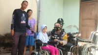 Polisi Peduli: Bhabinkamtibmas Berikan Kursi Roda untuk Ririn, Anak Penyandang Disabilitas