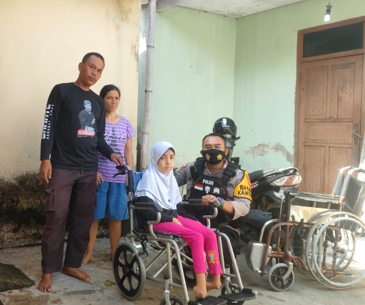 Polisi Peduli: Bhabinkamtibmas Berikan Kursi Roda untuk Ririn, Anak Penyandang Disabilitas