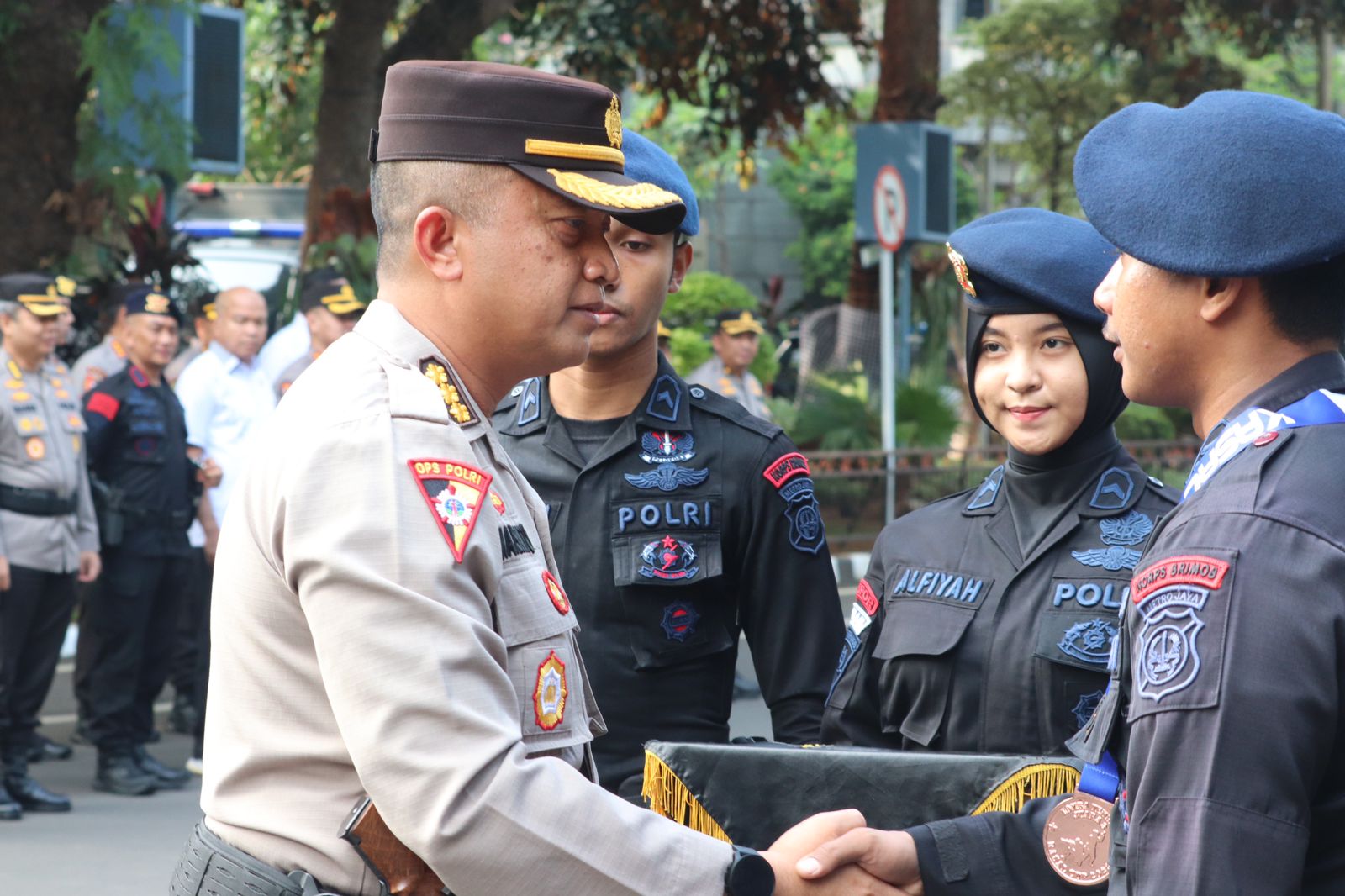 Polda Metro Jaya Berikan Penghargaan Kepada Personel Satbrimobda Polda Metro Jaya Yang Berprestasi